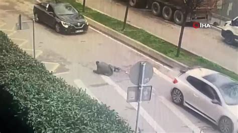 İstanbul’da film gibi olay kamerada: Kaçırdıkları adamı vurup araçtan attılar